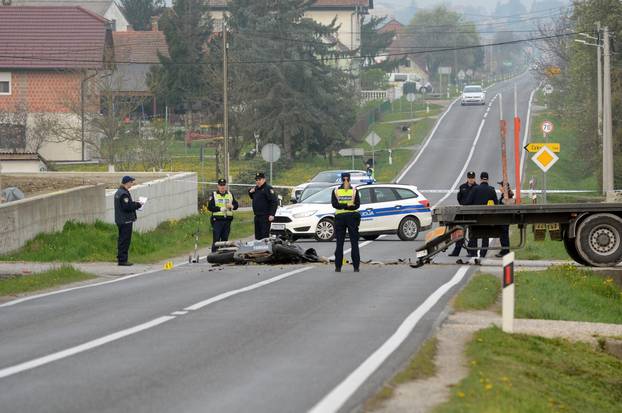 KuÅ¡tani: Motociklist poginuo u sudaru s kamionom