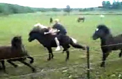 Preplašeni konj 'provozao' dječaka i bacio ga sa sebe