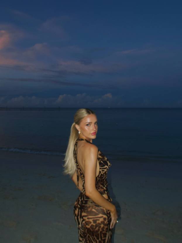 Zlatna teniska muza. Zarađuje više od dečka tenisača jer mu gleda mečeve? Evo i koliko...