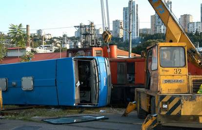 Rijeka: Dvoje ozlijeđenih u sudaru busa i lokomotive