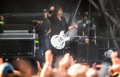 Dave Grohl iz Foo Fightersa je posvetio nastup preminulom bubnjaru benda: 'Pjevajmo'
