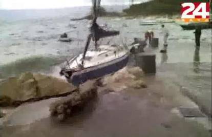 Satima izvlačili oštećenu jedrilicu iz nemirnog mora
