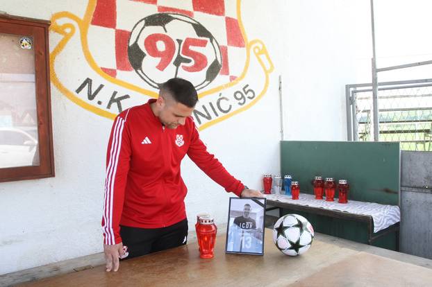 Vojni?: Tuga u NK Vojni? 95 nakon pogibije Nikole Pokriva?a