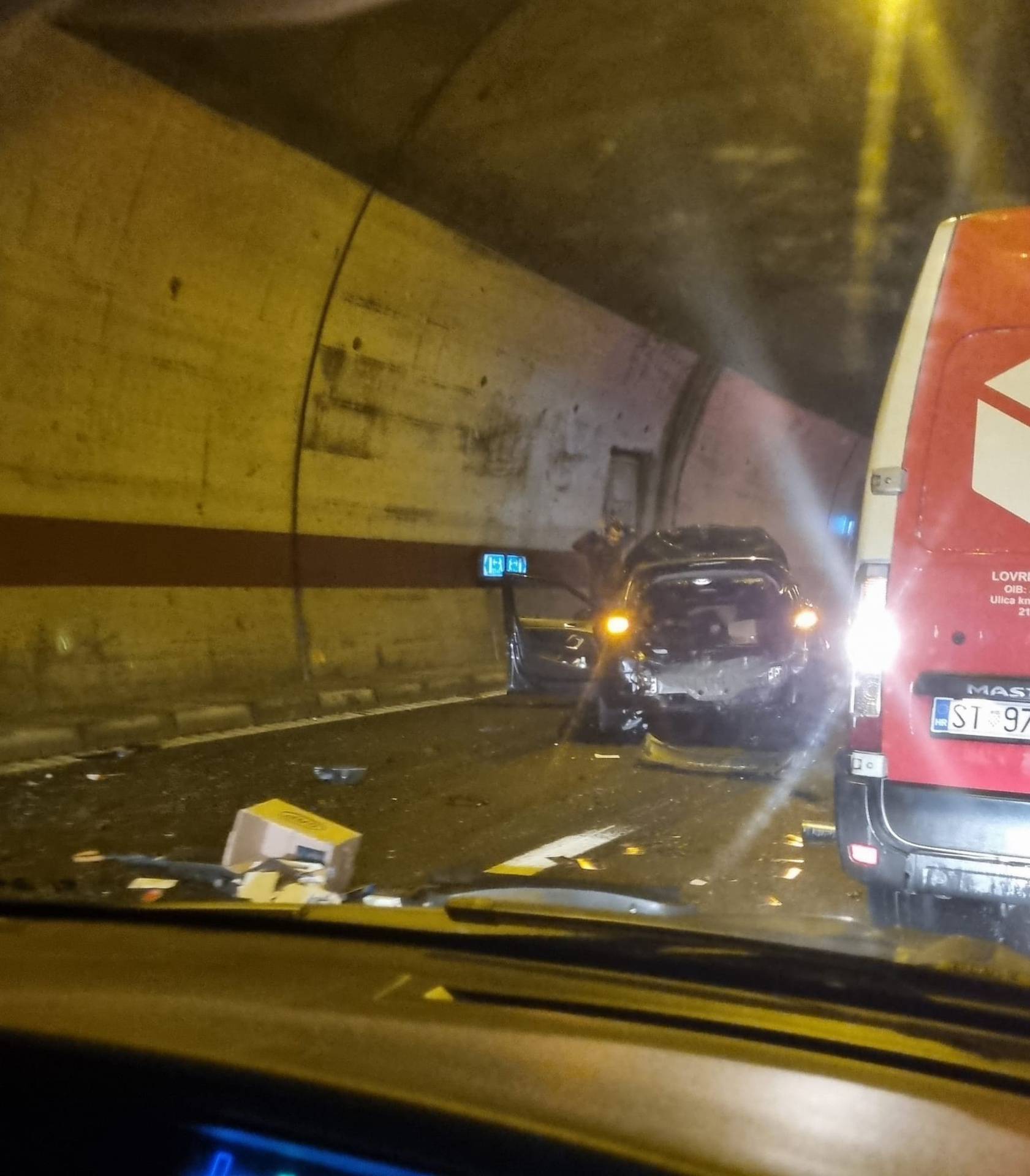 Detalji nesreće u Svetom Roku: Neoprezno pretjecao u tunelu, teško ozlijeđena oba vozača