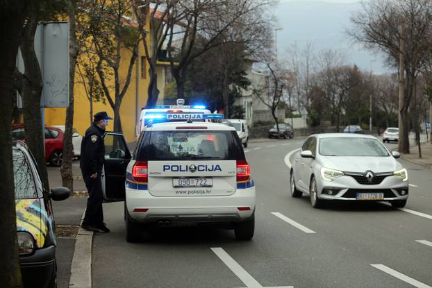 Rijeka: Taksijem "pokosio" dvije Å¾ene i zabio se u zid kuÄe