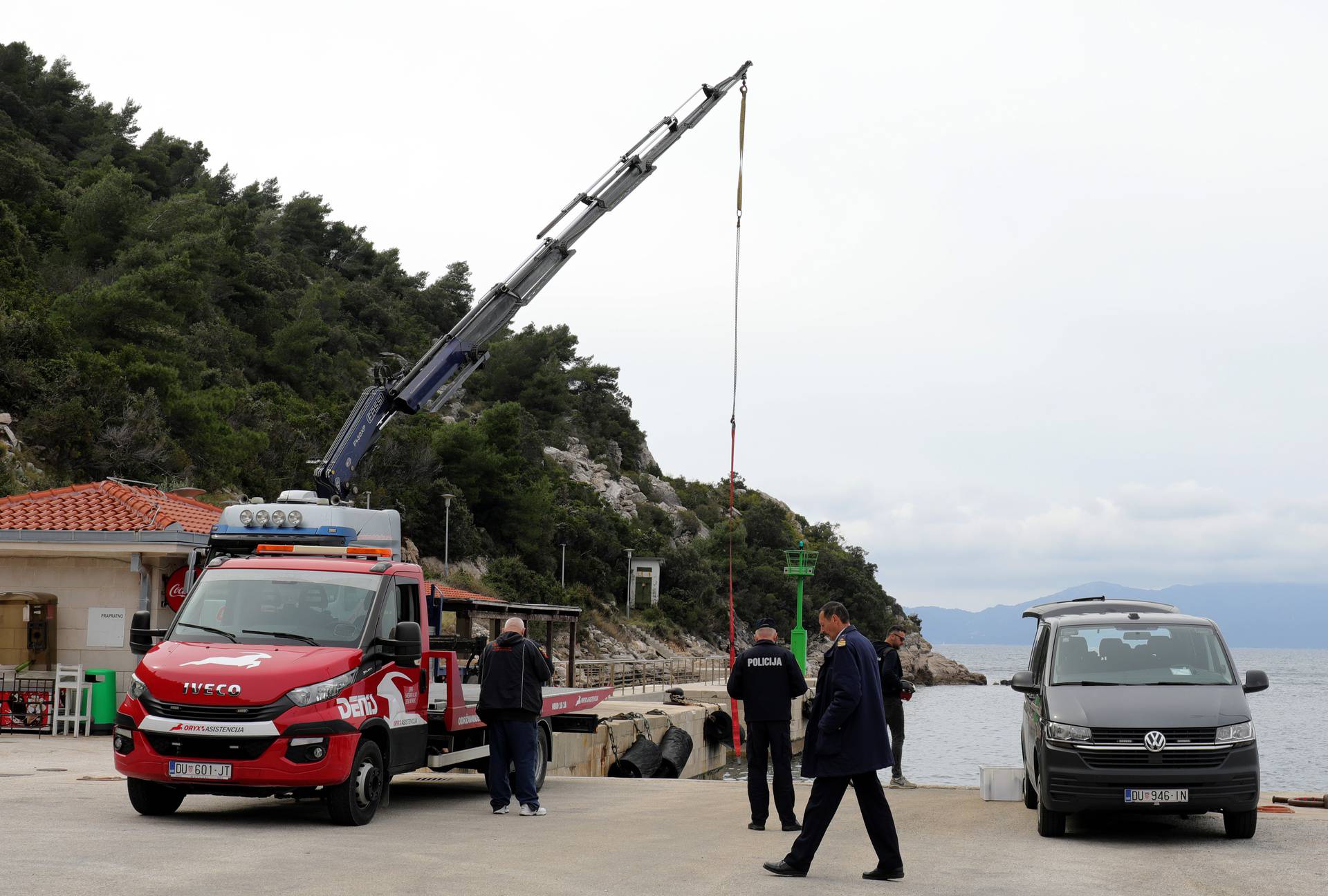 Iz mora izvučen automobil nakon tragedije u trajektnoj luci Prapratno