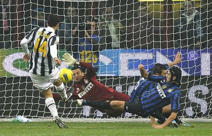 Juveu derby d'Italia, tri boda i vrh tablice, Interu tek začelje