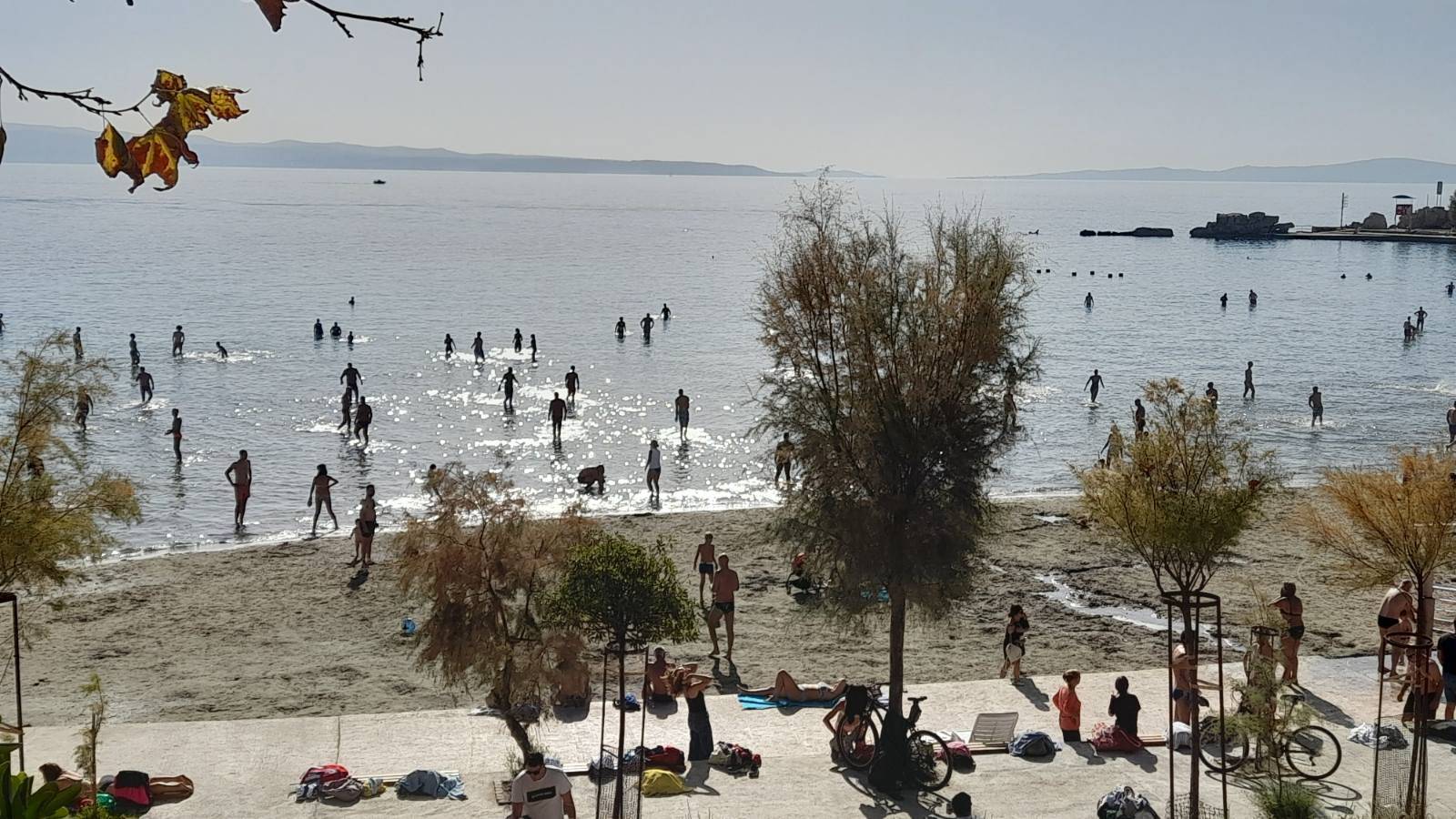 VIDEO Prvi je dan studenog, a plaža u Splitu krcata kupačima