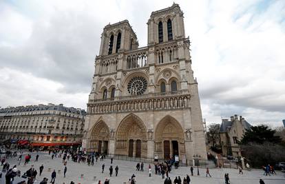Ispred Notre Damea: Čekićem napao policajca, upucali su ga