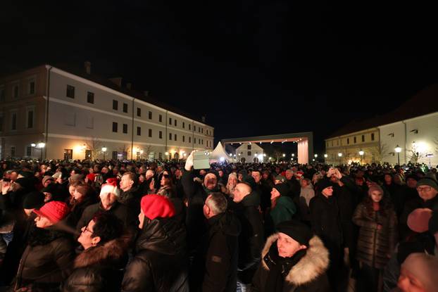Osječani i njihovi gosti u novu 2026. godinu ušli su uz zvukove legendarnog Miroslava Škore