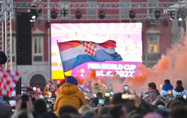 Split: Bakljada navijača na rivi povodom dolaska Vatrenih