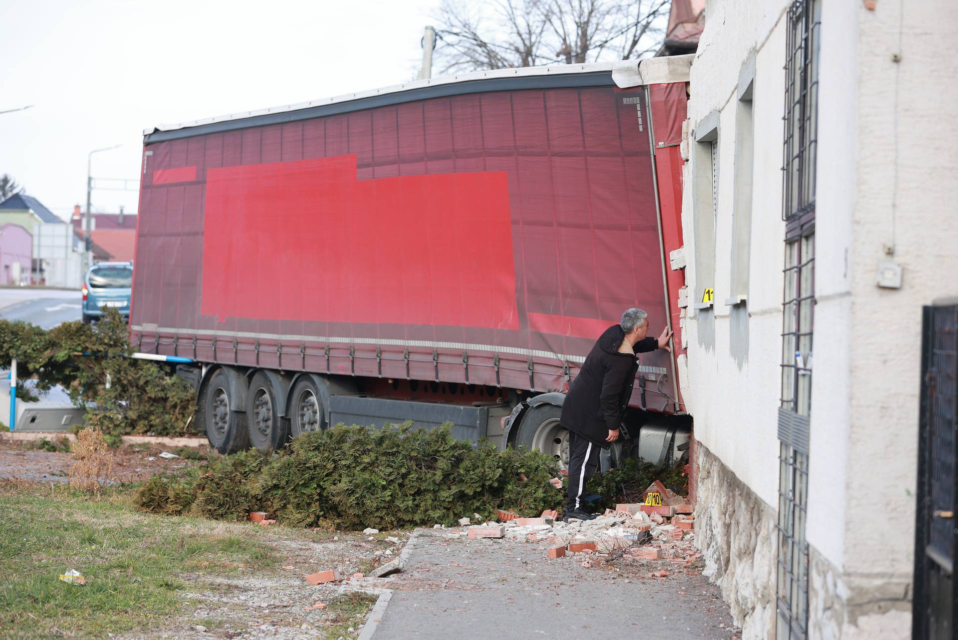 Kamion se zabio u kuću kod Vinkovaca, više ljudi ozlijeđeno