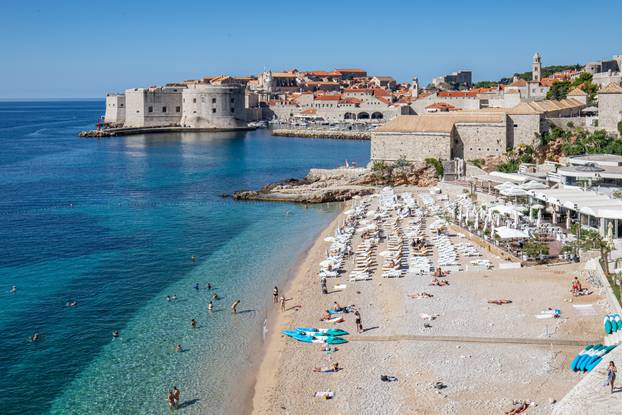 25.09.2021., Dubrovnik - Kraj rujna u Dubrovniku. Velike grupe turista u obilasku grada. Photo: Grgo Jelavic/PIXSELL