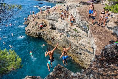 FOTO Lude akrobacije na plaži u Puli: Kupači 'lete' sa stijena, evo kako se bježi od vrućina...