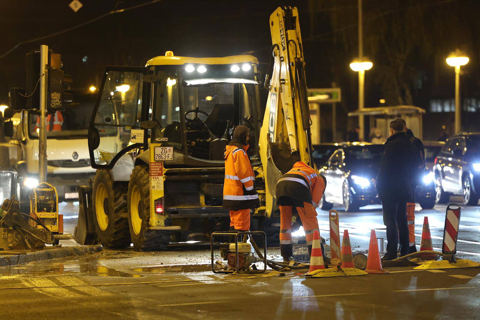 Zagreb: Pukla cijev na križanju Savske i Vukovarske