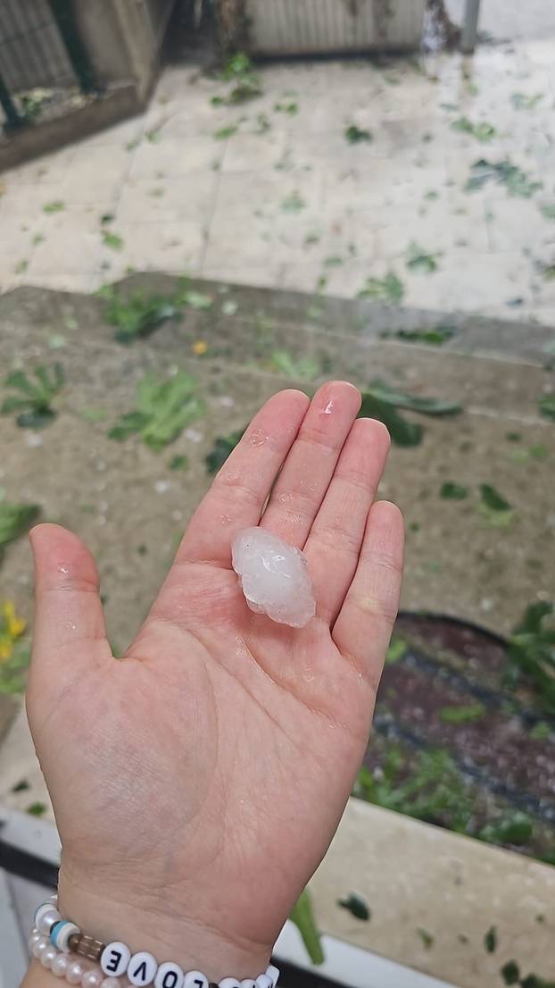 FOTO Split kao nakon tornada! Ovo je prognoza za danas: Za tri regije upalili alarm zbog oluje