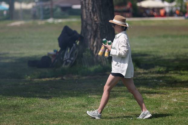 Zagreb: Građani na Jarunu uživali u roštiljanju  i druženju 