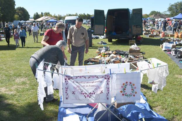 Koprivnica: Velika gužva na buvljaku koji je privukao pažnji brojnih prodavača i još više kupaca