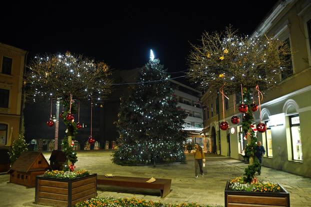 Sisak: Šareni božićni ukrasi uljepšavaju grad u vrijeme Adventa