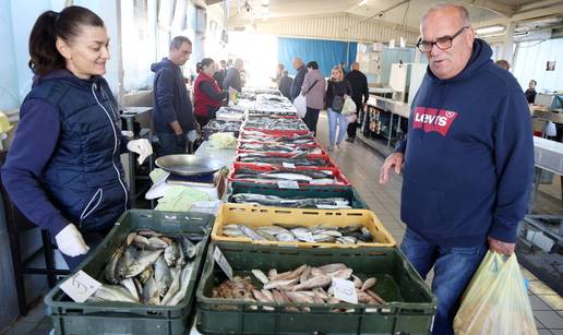 FOTO Pogledajte bogatu ponudu i cijene ribe na šibenskoj tržnici