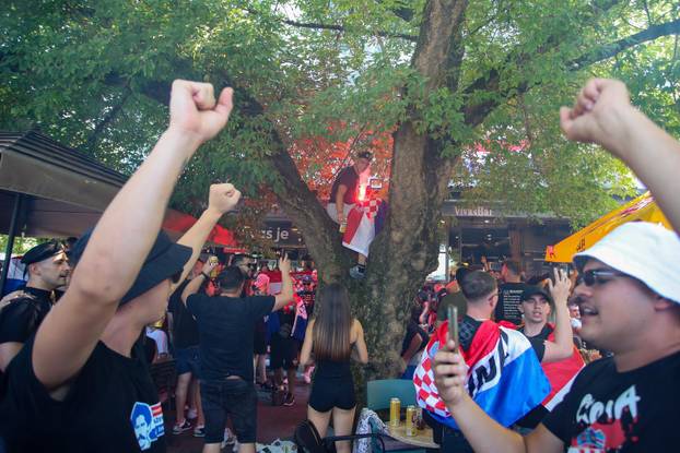 Zagreb: Zapaljene baklje u fan zoni na Bundeku uoči Thompsonovog koncerta 