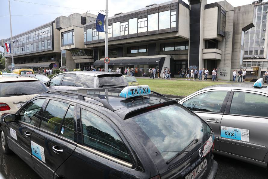 Prometni kaos u Zagrebu: Taksisti blokirali Vukovarsku