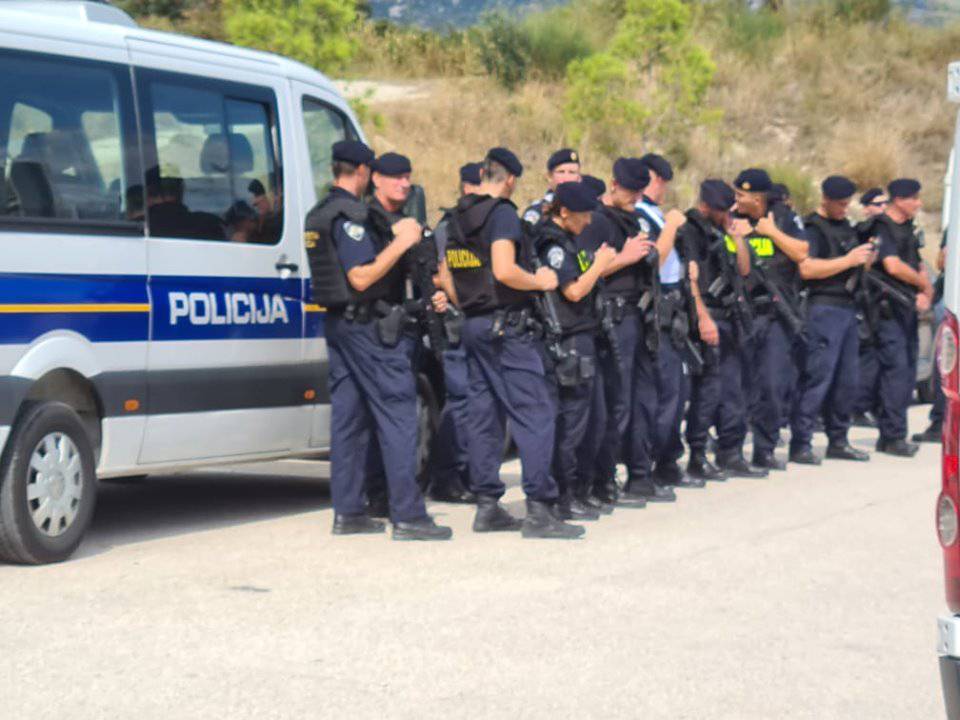 Velika potjera u tijeku: Ubojica pobjegao sa suda, naoružana policija sa psima češlja teren