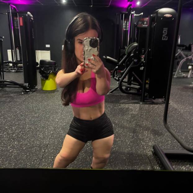 FOTO Visoka sam 112 cm i model sam! Ljudi govore nepristojne komentare kad vide mog dečka