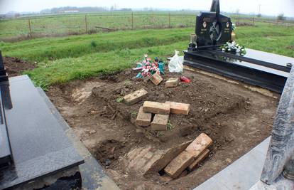 Otkrili su tajnu: Ispod groba u Strizivojni pronašli grobnicu 