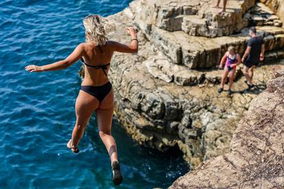 FOTO Lude akrobacije na plaži u Puli: Kupači 'lete' sa stijena, evo kako se bježi od vrućina...