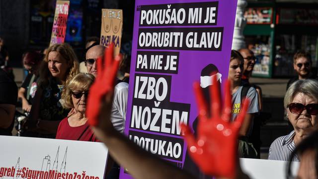Zagreb: Prosvjed protiv molitelja koji kleče i mole na Trgu 
