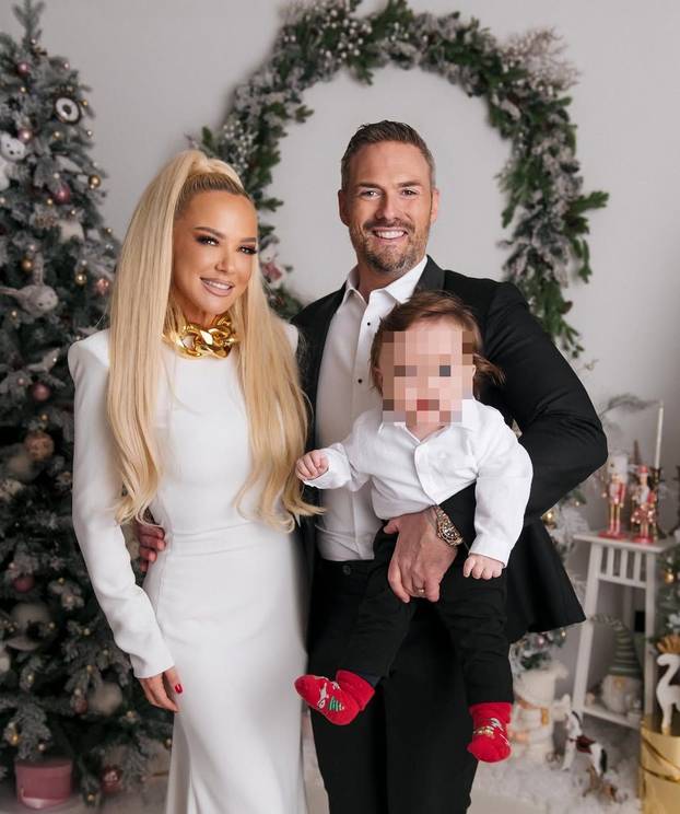 Ovo su blagdanske kombinacije Maje Šuput: Pogledajte kako je sve pjevačica pozirala za Božić