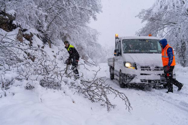 U Vrhovinama i Babinom Potoku palo je oko 50 do 80 cm snijega 