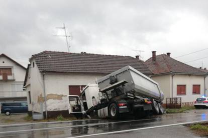 Sudarila se dva kamiona i auto u Pitomači, vatrogasci rezali lim da dođu do ozlijeđenog vozača