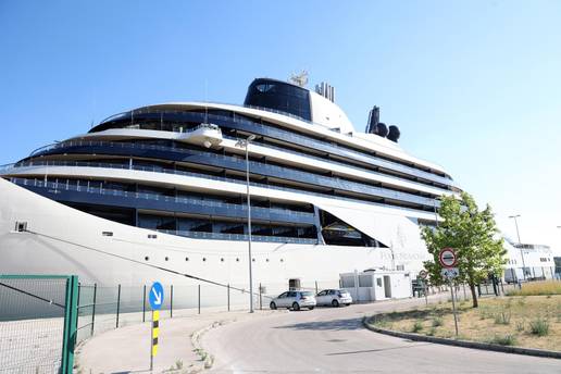 FOTO Kruzer od 400 milijuna eura stigao je u &Scaron;ibenik!