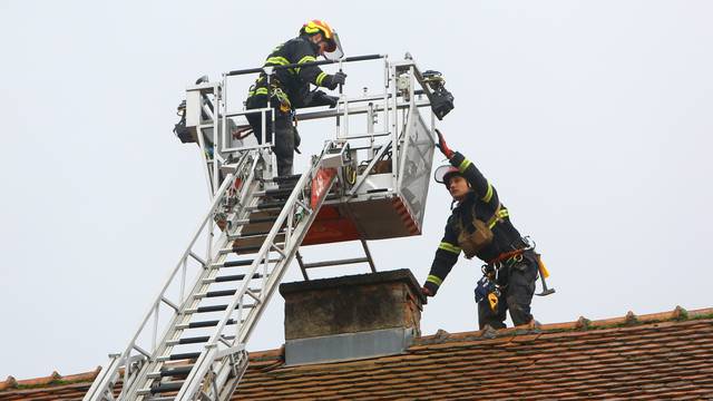 Karlovački vatrogasci svakodnevno rade na uklanjanju dimnnjaka sa zgrada