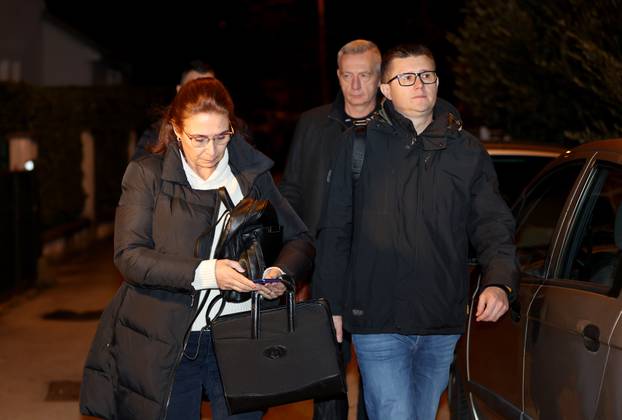 Dolazak inspektora u kuću Andrije Mikulića koji je uhićen u akciji USKOK-a