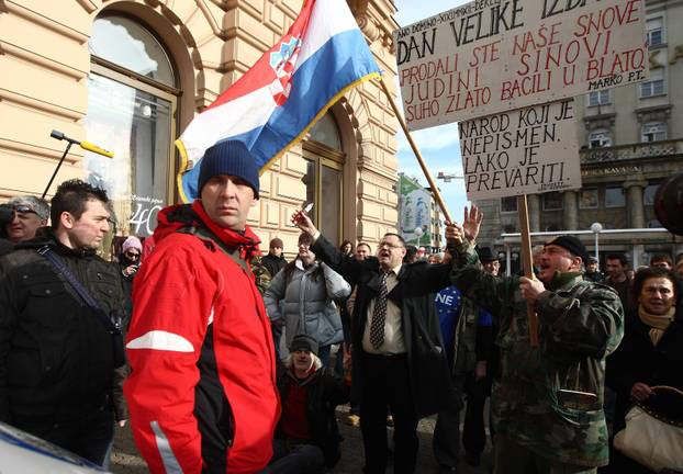 ARHIVA: Zagreb: Na prosvjedu protiv EU policija grubo privela nekolicinu prosvjednika