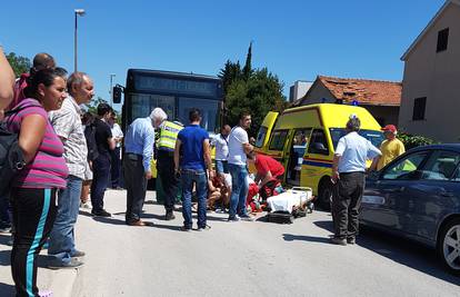 Kaštel Lukšić: Djevojku na pješačkom oborio Mercedes