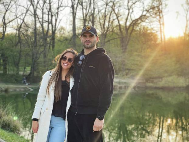 FOTO Ovo je ljepotica koja je osvojila srce Filipa Hrgovića. Od početka stoji uz 'El Animala'...