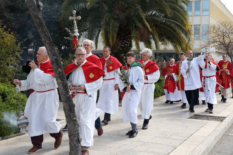 Šibenik: Biskup šibenski Tomislav Rogi? predvodio je procesiju na Cvjetnicu