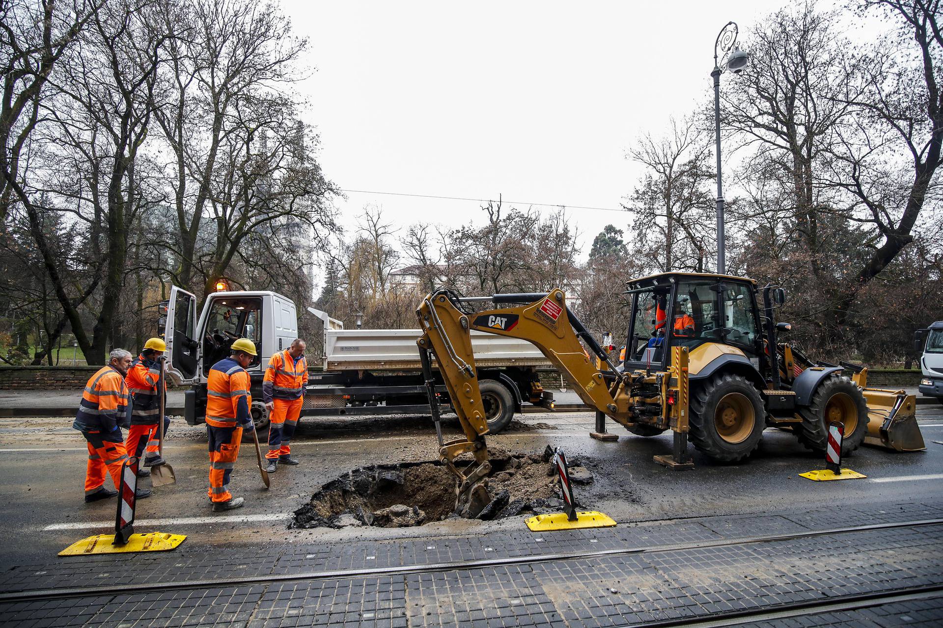 Zagreb: Radnici saniraju puknutu cijev na Ribnjaku