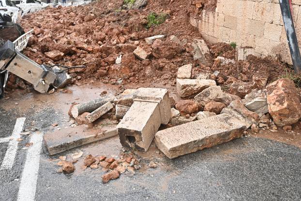 Dubrovnik: Na cestu se odronio zid kuće, automobili zatrpani kamenjem