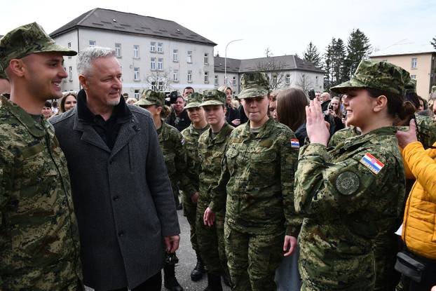 Na svečanoj prisegi ročnika u Požegi pozornost je privukla Diva Perković, kći pjevača Marka Perkovića Thompsona