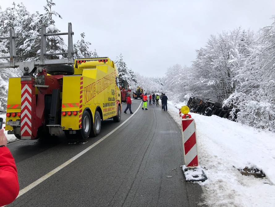Prevrnuti kamion izvlačili su četiri sata s čak tri dizalice