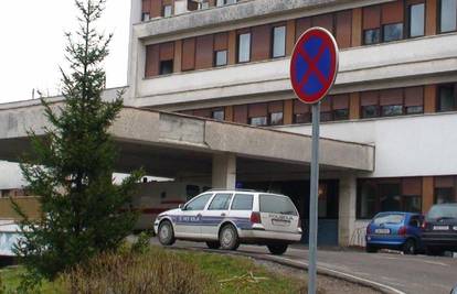 Policija blokirala kolni ulaz u ogulinsku bolnicu