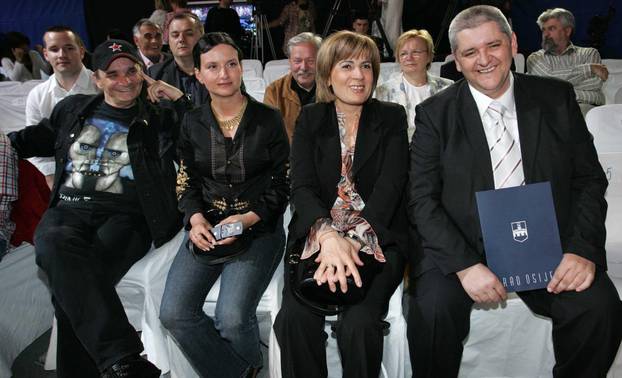 ARHIVA - Uz album godine Oliver nagrađen Porinom u još tri kategorije 2006. godine