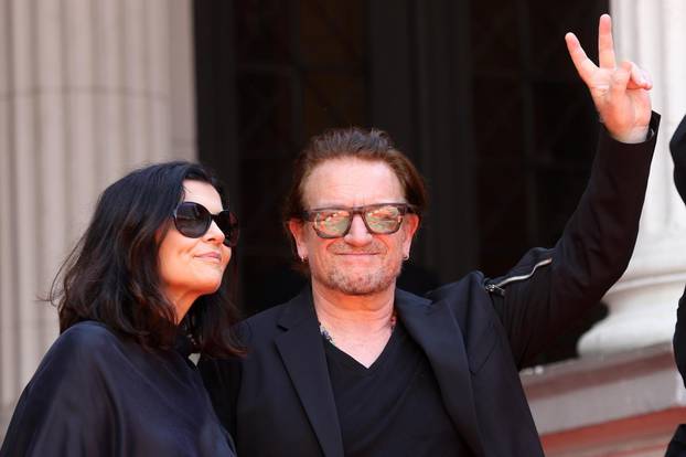 Slavni Bono Vox stigao u Sarajevo, na crvenom tepihu  dočekan uz ovacije