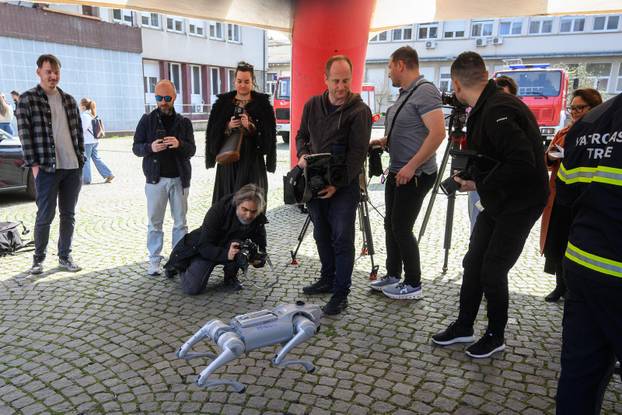Zagreb: Demonstracija suradnje vatrogasne postrojbe i robotskog psa Unitree Go2 