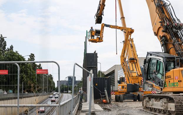 Zagreb: Počelo uklanjanje kontejnera na gradilištu postavljenih za vrijeme rušenja Vjesnika
